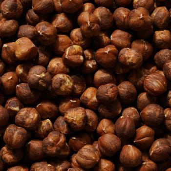 nocciole intere sgusciate di pariani