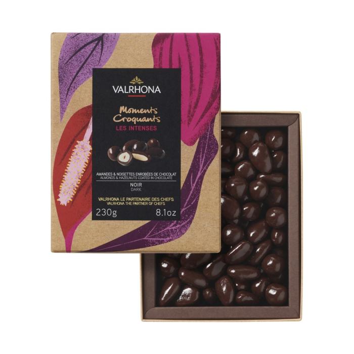 mandorle e nocciole ricoperte di cioccolato fondente di valrhona